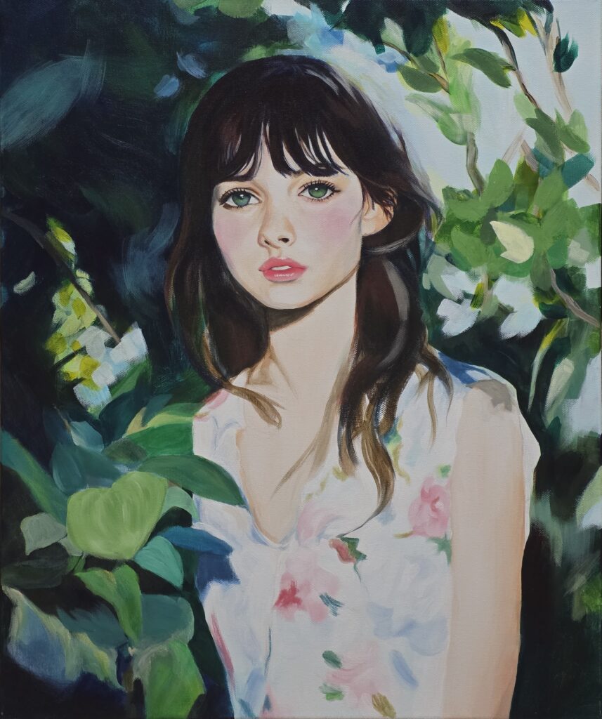식물 배경 속 차분한 분위기의 여성 인물